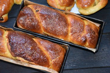 Ölenler için Romen tatlıları, Pomana veya Parastas. Rumen dia de muertos gelenekleri, geleneksel tatlılar, sünger keki ve fırınlanmış çörekler, cozonac, colaci, cap, arhanghel, prescura. Mosii de toamna,vara