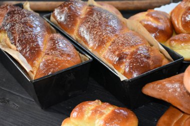 Ölenler için Romen tatlıları, Pomana veya Parastas. Rumen dia de muertos gelenekleri, geleneksel tatlılar, kek ve fırında çörekler, cozonac, colaci, capat, arhanghel, prescura. Mosii de toamna