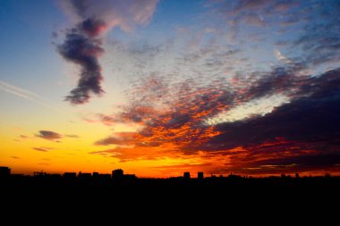 Bükreş 'in ufuk çizgisi gün batımında Piata Muncii' den görülüyor. Bükreş şehir silueti gün doğumunda, gün batımında, Romanya 'da. Bükreş 'in panoramik şehir manzarası. Yüksek kalite fotoğraf