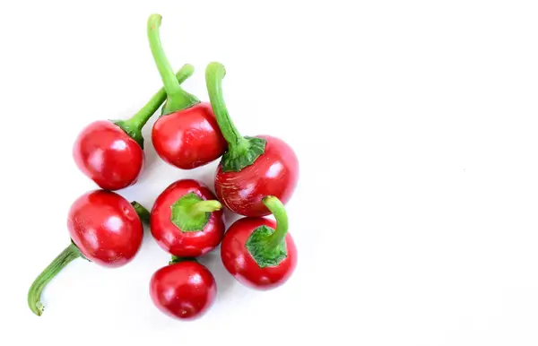 Cherry Varm Paprika Isolerad Vit Bakgrund Röda Körsbär Chilipeppar Sida — Stockfoto