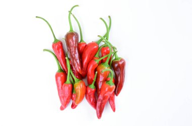 Mesaj için yeri olan acı biber yığını. Beyaz arka planda izole edilmiş farklı kırmızı kırmızı kırmızı biberler. Küçük kırmızı acı biber.