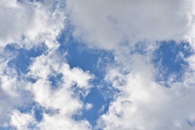 Beyaz kümülüs bulutları açık mavi gökyüzü arkaplan manzarası, güzel bulutlu manzara geniş panoramik manzara, bulutlu arkaplan