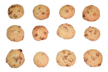 Beyaz arka planda izole edilmiş çikolatalı kurabiyeler. Çikolatalı ev yapımı kurabiyeler. Yüksek kalite fotoğraf