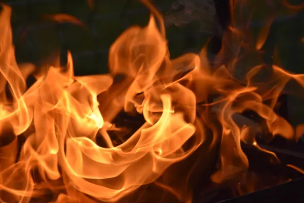 Yangın Alevleri Siyah Arkaplanda Kapanıyor Koyu Arkaplanda Yangın Yüksek Kalite — Stok fotoğraf