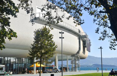 Santander, Cantabria, İspanya - 10 Ekim 2019. Botin Centre, Centro Botin parktan görüldü, Renzo Piano tarafından tasarlanmış kültür sanat müzesi. Yüksek kalite fotoğraf