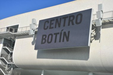 Santander, Cantabria, İspanya - 10 Ekim 2019. Botin Center, Centro Botin, Kültür Sanatları Müzesi plaketi kapanışı. Yüksek kalite fotoğraf