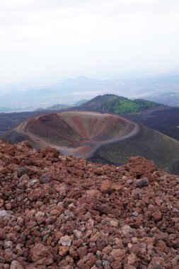 İtalya, Sicilya 'daki Etna Dağı' nın yamaçlarında Silvestri krateri. Sicilya 'daki Etna volkanına yakın lav kayaları.