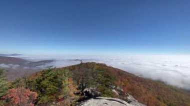 Virginias Shenandoah Ulusal Parkı 'ndaki Eski Paçavra Dağı bulutların tersine döndüğü muhteşem bir sonbahar gününde. Kamera soldan sağa dönüyor..