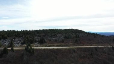 Spruce Knob hava atışı, Batı Virginia 'nın en yüksek noktası, bir sonbahar günü. Kamera, North Fork Dağı 'nı ve WV' nin güneydoğusunda Circleville 'i gösteren bir kaide hareketi yapıyor..