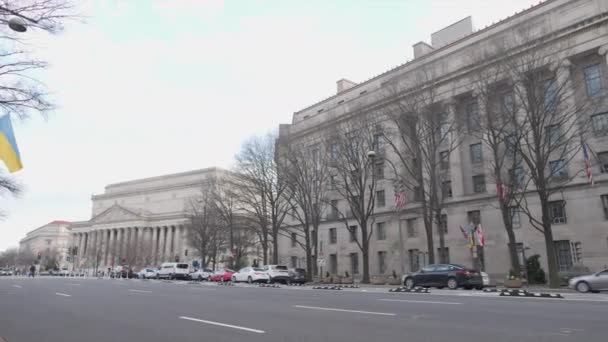 Ukrainska Och Amerikanska Flaggor Flyger Pennsylvania Avenue Washington Vinterdag Flaggorna — Stockvideo