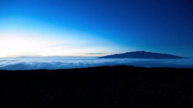 Hawaii Adası 'ndaki Mauna Loa Gözlemevi' nden gün batımında, gece ve gün doğumunda Mauna Kea 'nın hızlandırılmış görüntüsü..