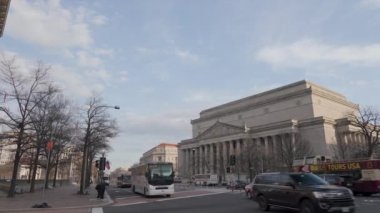 Washington, D.C. şehir merkezindeki Ulusal Arşiv binası bir kış öğleden sonra Pennsylvania Bulvarı ve 9. Cadde 'den görüldü. Kamera soldan sağa dönüyor..