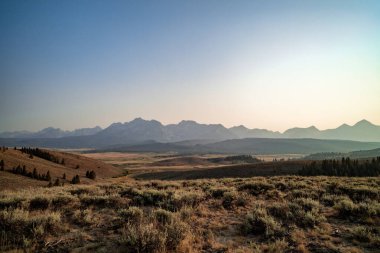 Sawtooth Dağı bir yaz akşamı Stanley, Idaho 'nun kuzeyindeki eteklerden görüldü. Orman yangını yüzünden gökyüzü sisli..