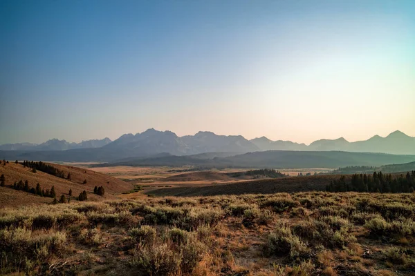 Sawtooth Dağı bir yaz akşamı Stanley, Idaho 'nun kuzeyindeki eteklerden görüldü. Orman yangını yüzünden gökyüzü sisli..