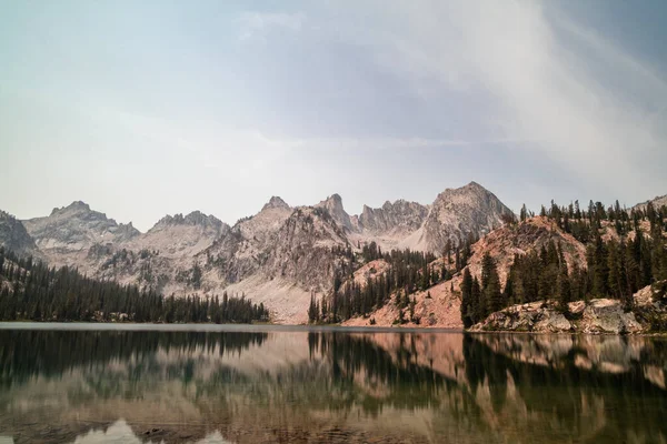 Alice Lake, Idahos Sawtooth Dağları 'nda bir yaz günü görülen büyük bir alp gölü. Göl Sawtooth Ormanı ve Sawtooth Ulusal Ormanı 'nın içindedir ve popüler bir yürüyüş merkezidir..