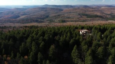 Batı Virginia 'daki Seneca Creek Vadisi, Spruce Knob' un en yüksek noktasından çekilmiş. Tanımlanamayan insanlarla dolu bir gözlem kulesi ve arabalı bir yol da görüldü.
