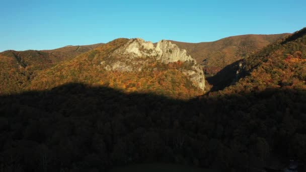西维吉尼亚州著名的地质层塞内卡岩石的空中基座向上拍摄 秋天的一天 人们看到它的叶色达到了秋天的高峰 夕阳西下的夕阳给大地投下了越来越多的阴影 — 图库视频影像