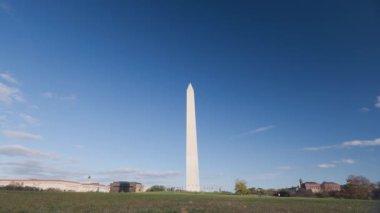 Washington Anıtı 'nın günden geceye geçişi, sonbaharın sonlarında Washington, D.C.' deki National Mall 'da gerçekleşti. Soldan sağa silme efektli gerçek zamanlı video geçişleri.