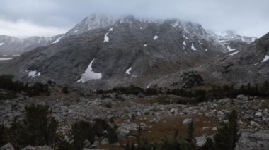 Wyoming 'in Wind River Range bölgesindeki Bull Lake Creek' in North Fork 'unda kar fırtınası sonrası tepeler. Atış kilitlendi ve sonra soldan sağa dönüyor.. 