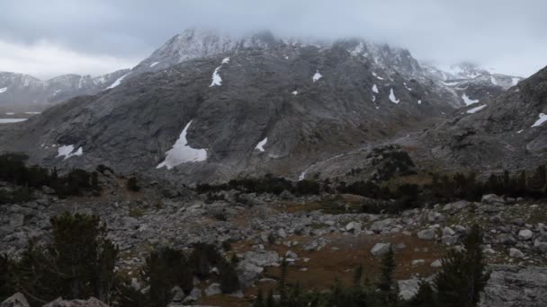 와이오밍 산맥에 불호수 크리크의 근처에 눈보라가 눈덮인 산봉우리들 왼쪽에서 오른쪽으로 — 비디오