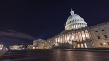 Washington, DC 'deki Birleşik Devletler Kongre Binası' nın doğu yakasında bir gece vakti gecikmesi. Gökyüzünde bulutlar ve birkaç yıldız görülür. Ultra geniş açı soldan sağa doğru gidiyor. Sonbaharın sonu.