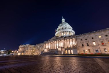 Washington, DC 'deki Birleşik Devletler Kongre Binası' nın doğu yakasında sonbahar gecesinde. Sahne ışıkları Capitol Kubbesi 'ni ve Özgürlük Heykeli' ni aydınlatıyor. Hiç kimse görünmüyor.