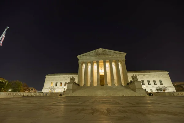 一个深秋的夜晚 华盛顿特区国会山的美国最高法院大楼上方 天空中闪烁着迷人的星空 低角度射击 没有人看得见 — 图库照片