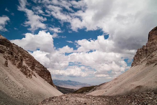 Wheeler Sirki 'nden kuzeydoğuya, Mount Dağı' na doğru bakan Büyük Havza Ulusal Parkı 'nda bir yaz günü bulutlar görülüyor. Uzaktan görülen Moriah 'ı. Baker, Nevada yakınlarında.