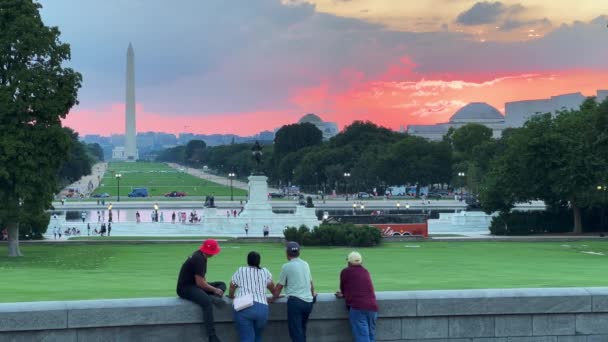 Groupe Quatre Personnes Regarde National Mall Washington Côté Ouest Capitole — Video