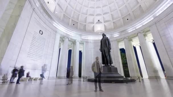 冬の夜にワシントンD のジェファーソン記念館の内部のタイムラプス 多くの観光客がトーマス ジェファーソン大統領の像をカメラが左から右にパンする際に訪れる — ストック動画