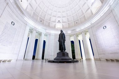 Washington, D.C. 'deki Jefferson Anıtı' nın içinde bir kış akşamı. Görünürde kimse yokken çok geniş açılı bir çekim.