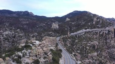 Catalina Otoyolu Sahne Sürücüsü, Tucson, Arizona 'daki Lemmon Dağı' nın zirvesine giden kaya kabadayılarının arasından esiyor. Kamera tepemizde uçarken yol bomboş..