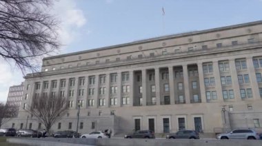 Stewart Lee Udall Binası 'nın güney girişi, Birleşik Devletler İçişleri Bakanlığı genel merkezi, kışın Washington, DC şehir merkezindeki C Caddesi NW' de yer alır. Soldan sağa döndürme atışı.