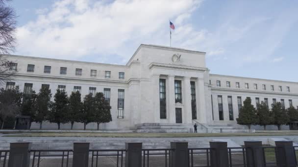 Panning Shot Federal Reserve Board Marriner Eccles Building Constitution Avenue — Stock video