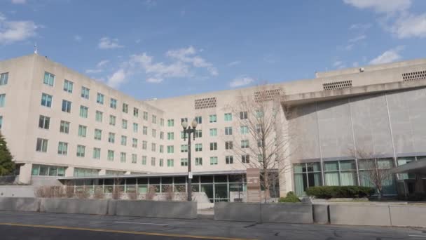 ワシントンDcにあるアメリカ合衆国国務省 ハリー トルーマンビル の本部 23番街の入り口の左から右のパンニングワイドショット — ストック動画