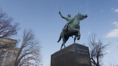 Simon Bolivar 'ın bir binicilik heykeli, Venezuela askeri ve siyasi lideri, bir kış öğleden sonra Washington, DC' de görüldü. Soldan sağa döndürme atışı.