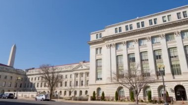 Tarım Bakanlığı. Merkez, ABD Tarım Bakanlığı Jamie L. Whitten Binası, Washington, D.C. Kamera, Washington Anıtı 'ndan güneye bakan cepheye kadar soldan sağa dönüyor.. 