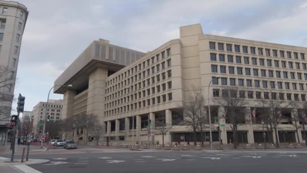 ワシントンDcの連邦捜査局 Fbi の本部であるJ エドガー フーバー ビルは 冬の午後にペンシルベニア アベニューNwと10丁目Nwから見られた カメラは左から右へ — ストック動画