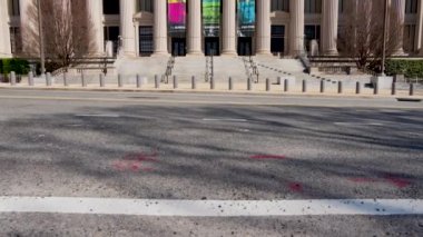 Washington DC şehir merkezindeki İşleme ve Baskı Bürosu (BEP) Raoul Wallenberg Place 'den (15. Cadde) güneşli bir kış günü görüldü. Kamera yukarı doğru bir hareket yapar. Hiç kimse görünmüyor..