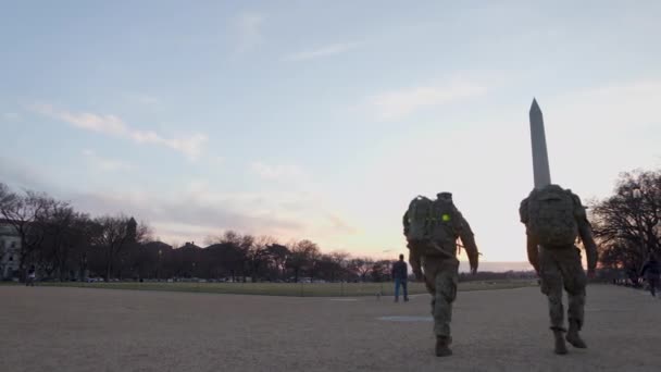 两名美国男性士兵在华盛顿特区的国家广场上 在冬季傍晚时分的一次划船行军中接受训练 从远处可以看到华盛顿纪念馆 — 图库视频影像