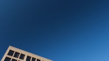 ABD Çalışma Bakanlığı (Frances Perkins Building), Washington, D.C. 'de bir kış günü. Kamera mavi gökyüzünden Constitution Avenue NW 'daki binanın ön cephesine doğru eğiliyor..