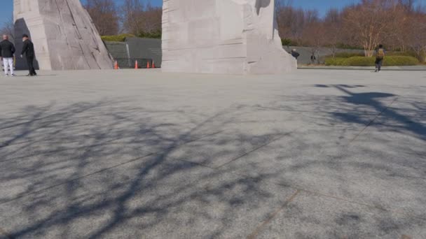 マーティン ルーサー キング ジュニア記念碑の花崗岩の彫像キング博士は ワシントンD の西ポトマック公園で冬の日に見られました 観光客が訪れる カメラは像に傾きの動きを作ります — ストック動画
