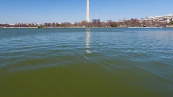 ワシントンD のワシントン記念碑と潮汐盆地は冬の後半の日中に見られた カメラは水から記念碑への傾斜運動を行います — ストック動画