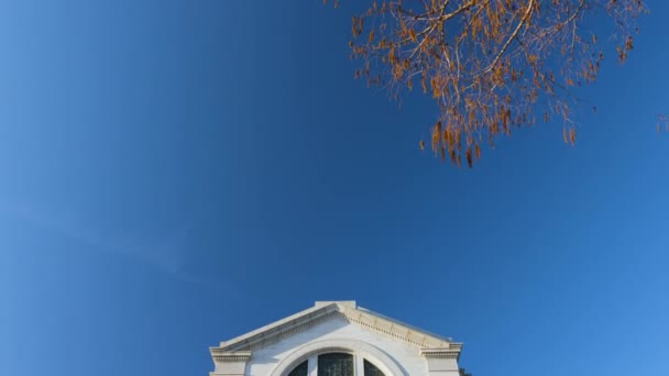 訪問者は冬の午後遅くにワシントンD の国立自然史博物館を出る 青い空から南向きのファサードへの傾斜下のショット — ストック動画