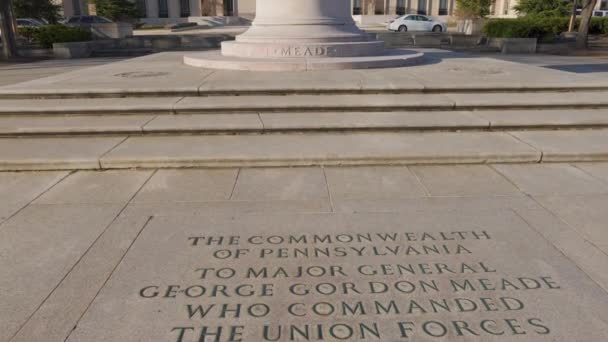 ワシントンD のジョージ ゴードン ミード記念碑は南北戦争における北軍将軍を記念する像である カメラは碑文から傾きの動きを作ります — ストック動画