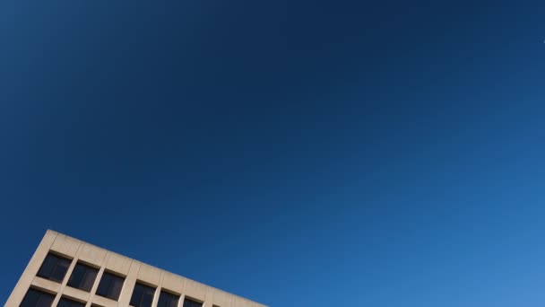 位于华盛顿特区的美国劳工部 Frances Perkins Building 在冬季的一天 摄像机从蓝天俯瞰着大楼的正面 从宪法大道Nw俯瞰而下 — 图库视频影像
