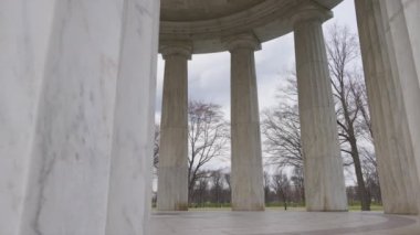 Birinci Dünya Savaşı 'nda Washington' daki National Mall 'da öldürülen DC sakinlerinin anısına yapılan Columbia Savaş Anıtı' nın sütunlarının iç çekimleri. Kamera kamyonları sağa. 