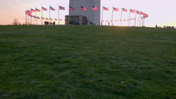 冬の終わりの日没時に見られるワシントン記念碑の全長の傾斜撮影 ワシントンDcのナショナルモールの人気のある目的地を訪問するいくつかの正体不明の観光客 — ストック動画