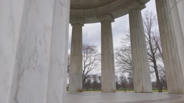 哥伦比亚特区战争纪念馆 District Columbia War Memorial 是位于华盛顿特区国家购物中心的一座纪念在第一次世界大战中丧生的华盛顿居民的纪念馆 照像机右 — 图库视频影像