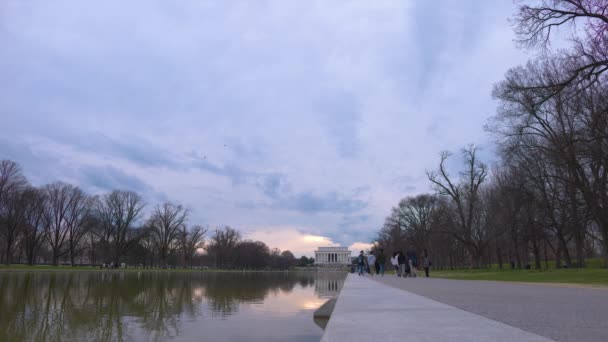 Turistas Corredores Caminham Correm Lado Lincoln Memorial Reflecting Pool Pôr — Vídeo de Stock